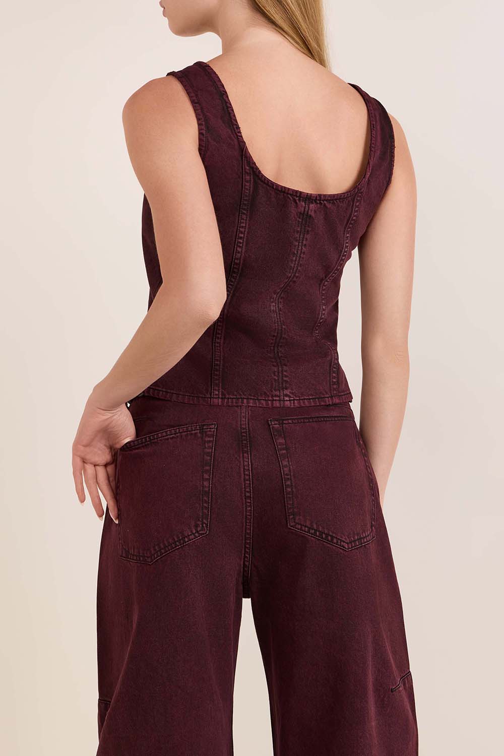 תמונת דוגמן אחורית של טופ ג'ינס