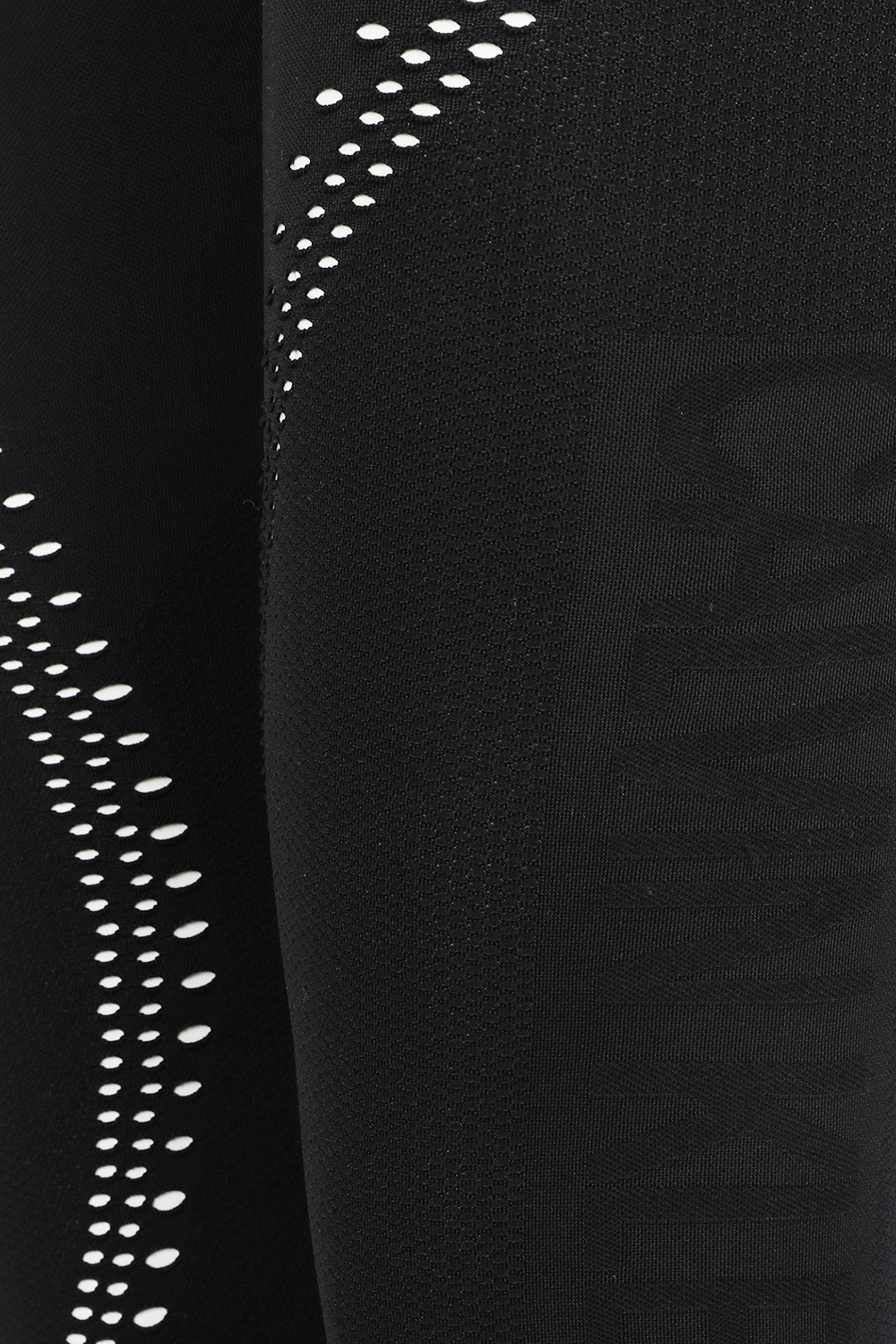 תמונה אחורית של מכנסי טייץ גבוהים עם תיפורים וכיתוב ממותג בגוון שחור