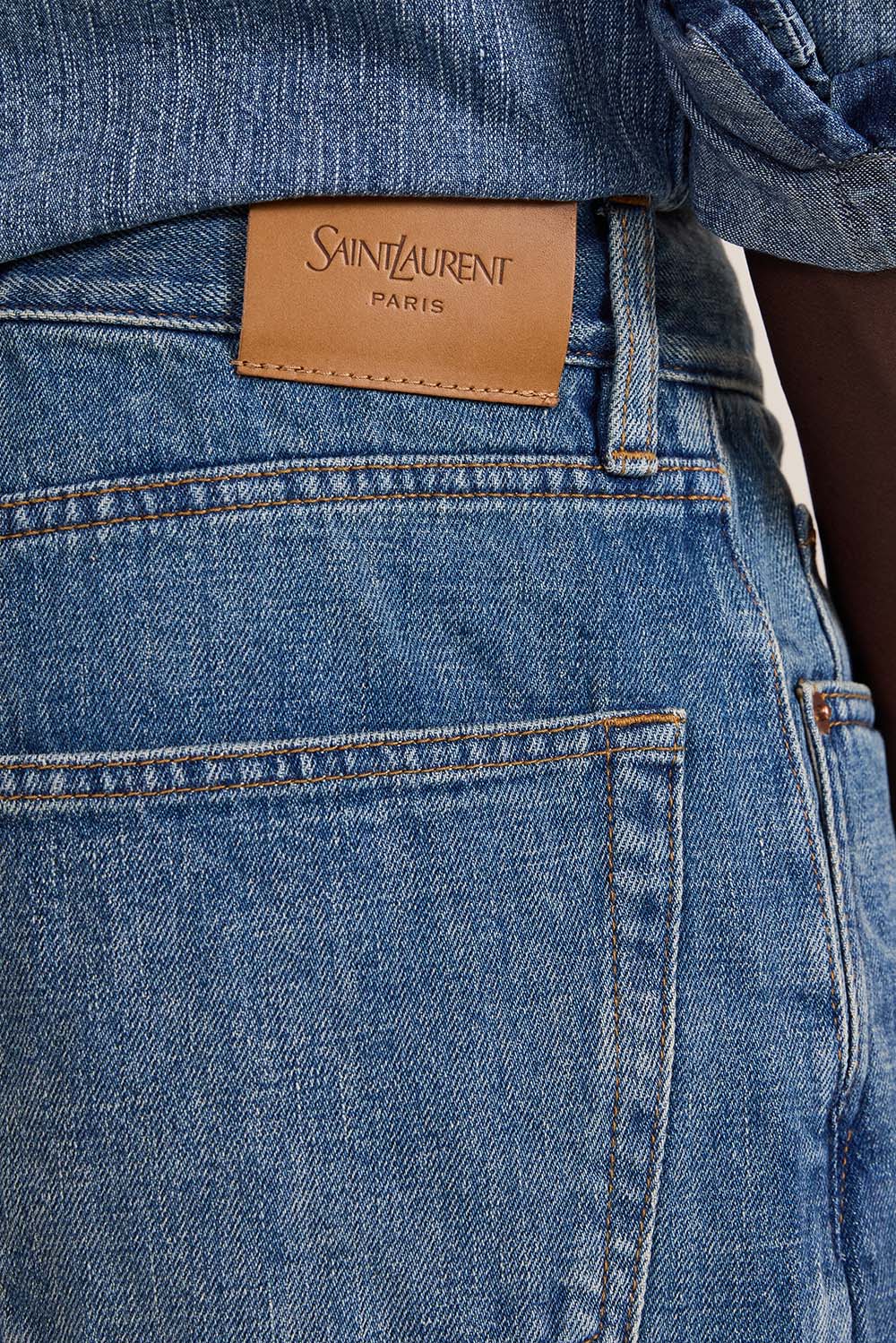 תמונת תקריב דוגמן של מכנסי ג'ינס בגזרה ישרה