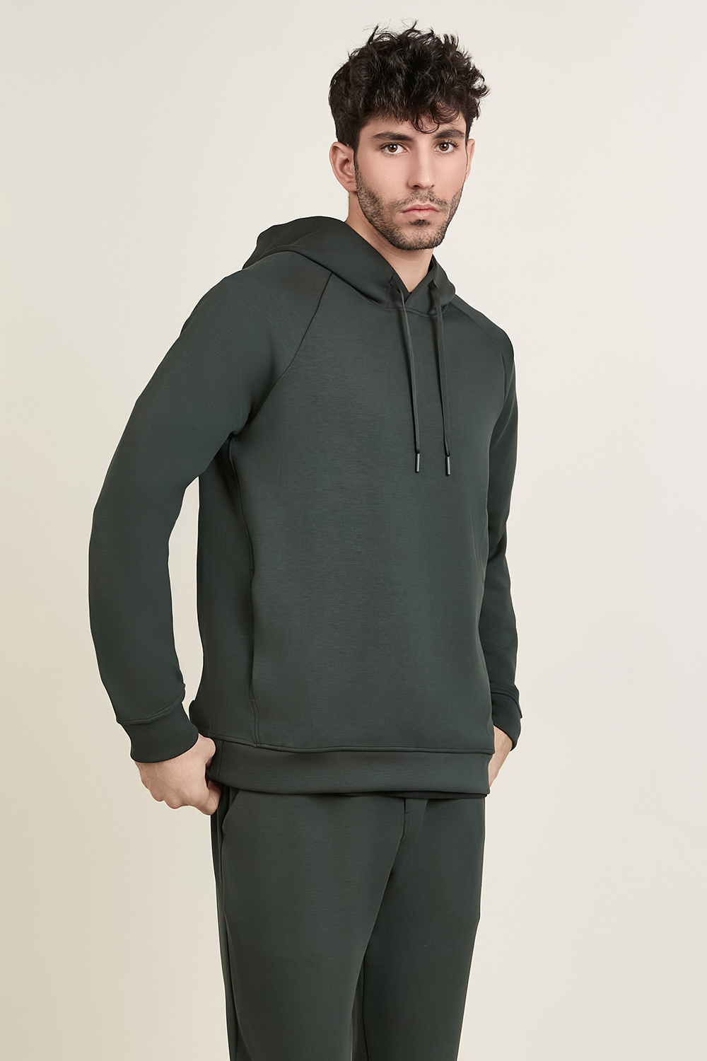 תמונת דוגמן קידמית של Smooth Spacer Pullover Hoodie