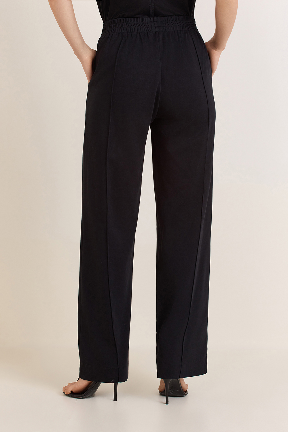 תמונת דוגמן אחורית של מכנסי ג'וג