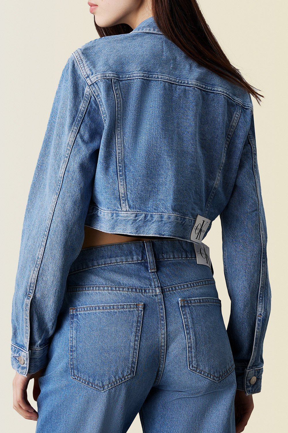 תמונת דוגמן אחורית של ז'קט ג'ינס קרופ