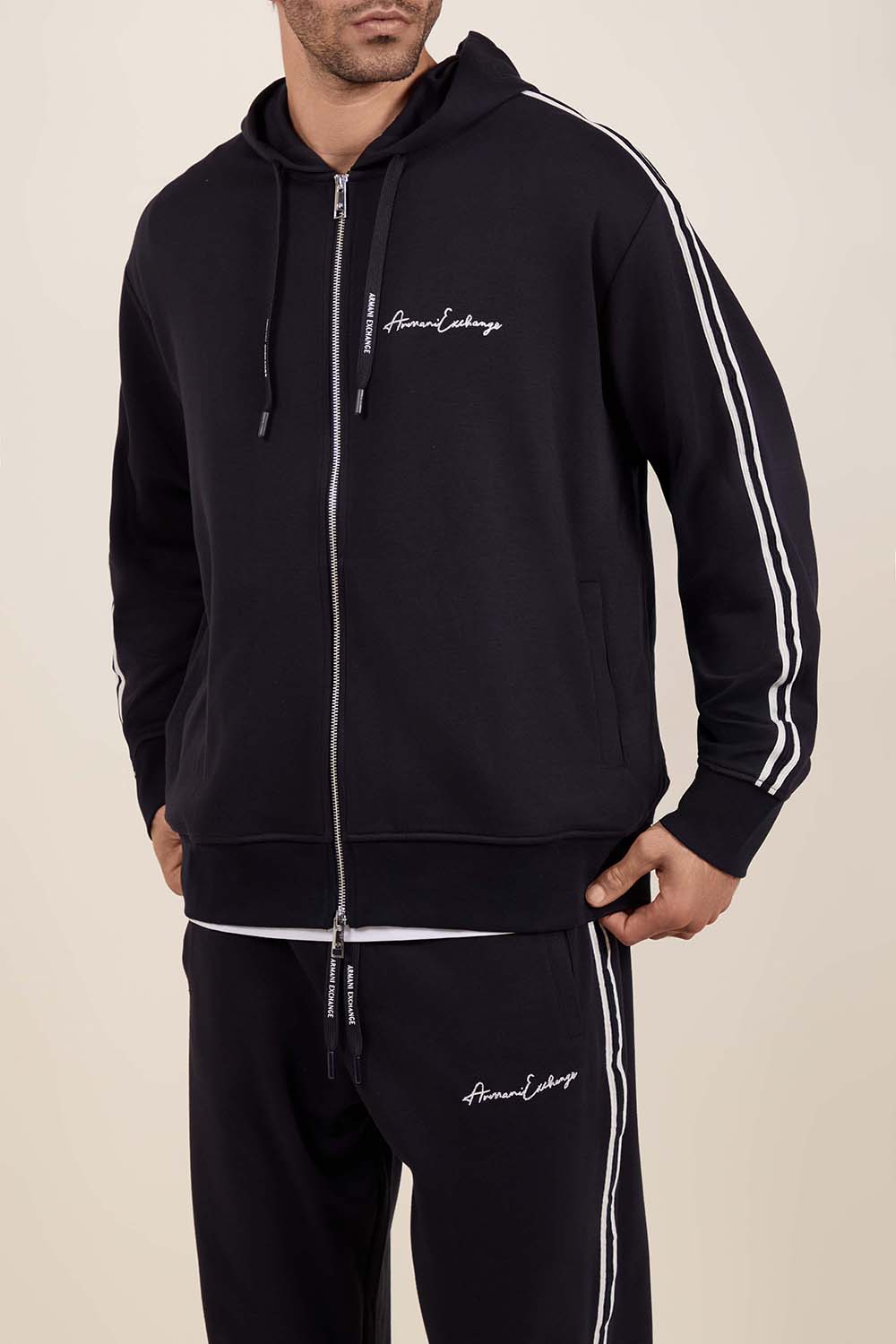 תמונת דוגמן קידמית של סווטשירט עם רוכסן