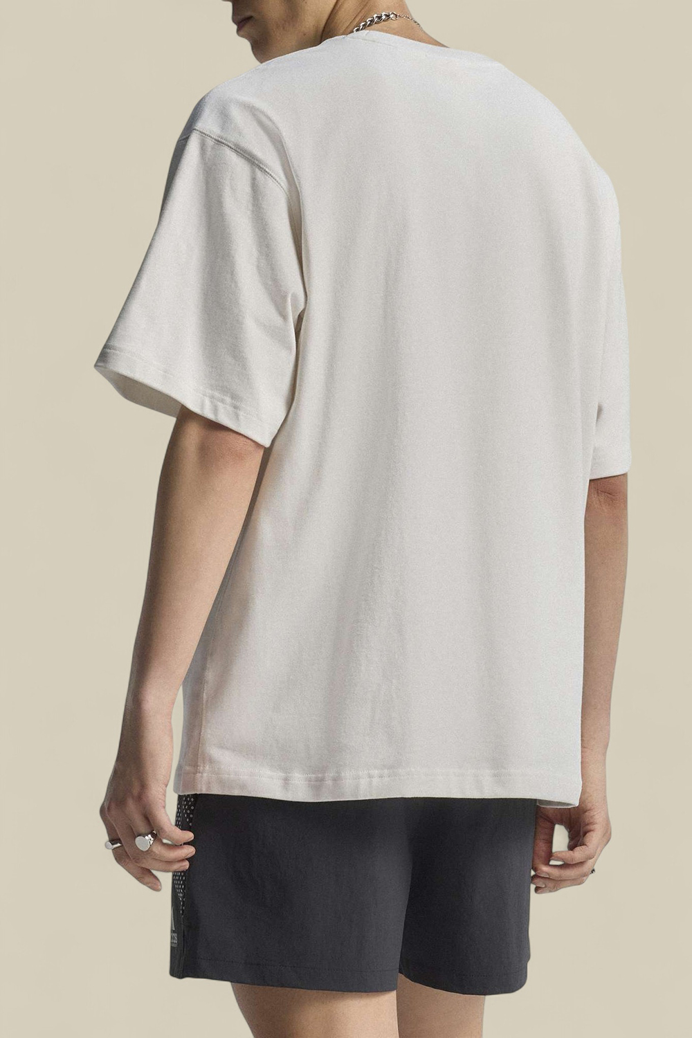 תמונת דוגמן אחורית של חולצת טי