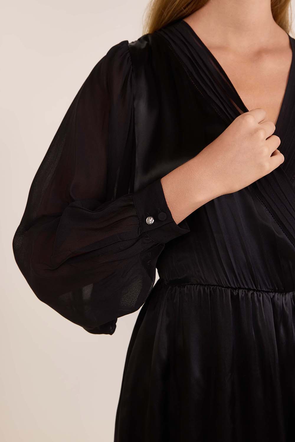 תמונת תקריב דוגמן של שמלת מיני סאטן