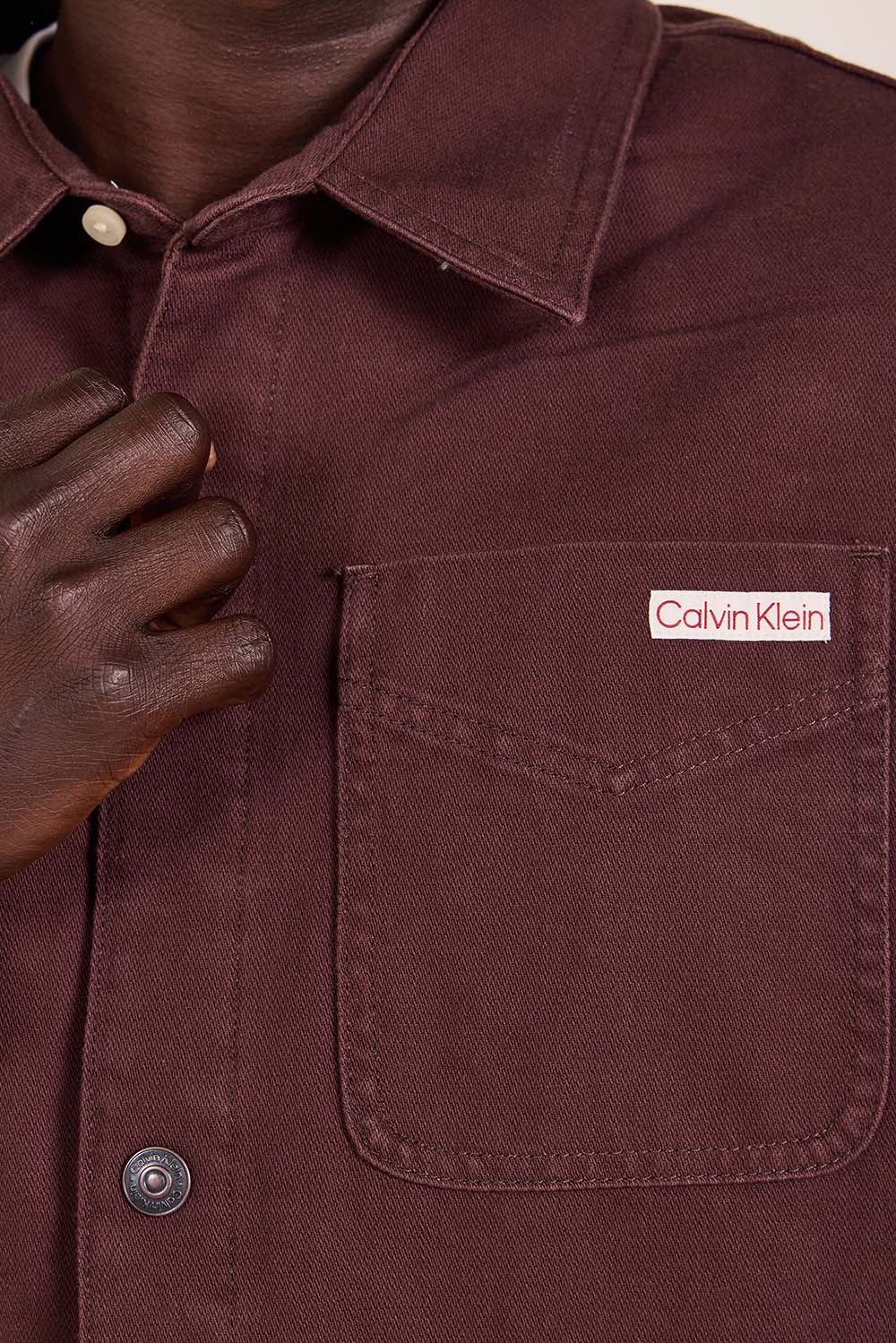 תמונת תקריב דוגמן של חולצת ז'קט ג'ינס