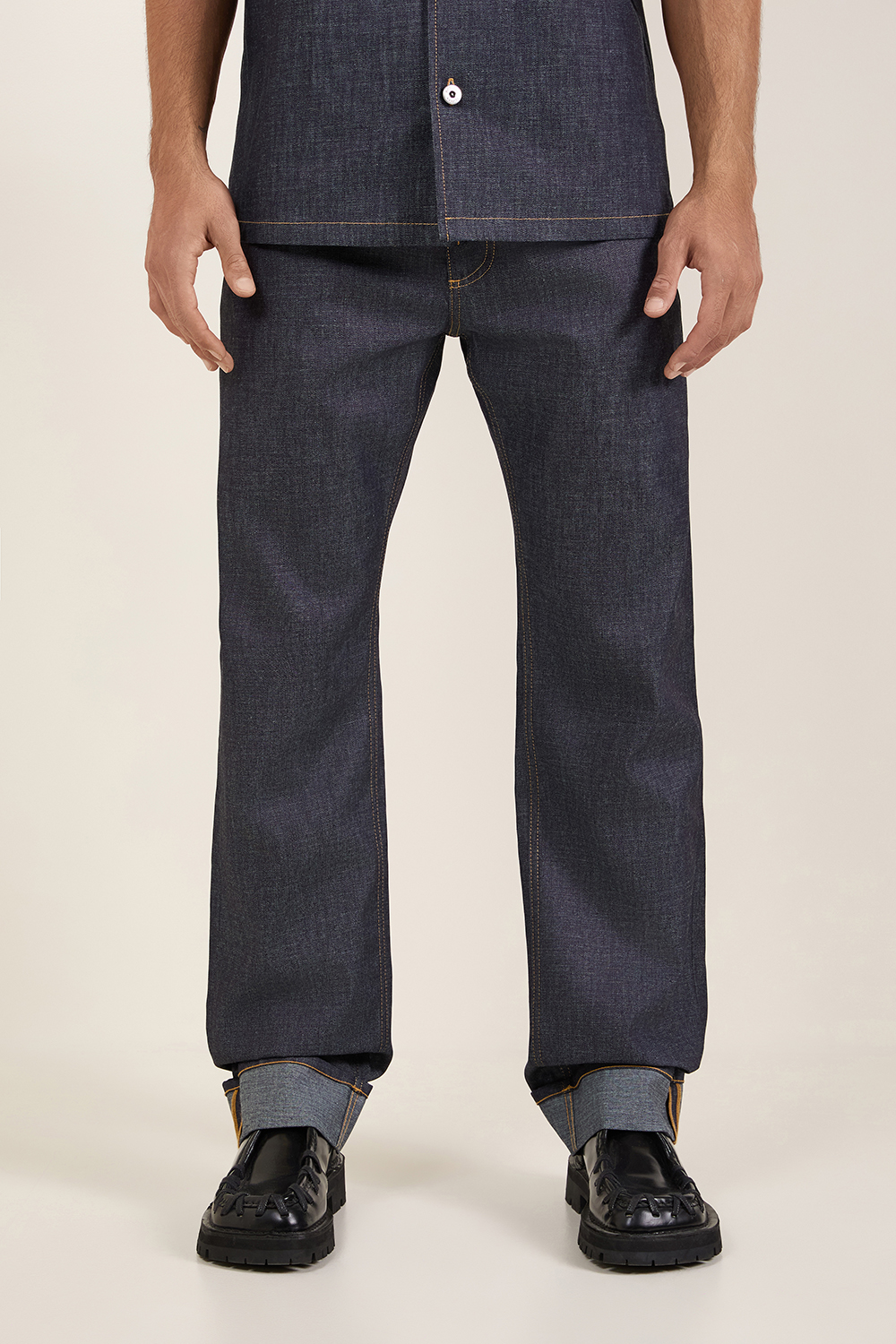 תמונת דוגמן קידמית של מכנסי ג'ינס בגזרה רחבה