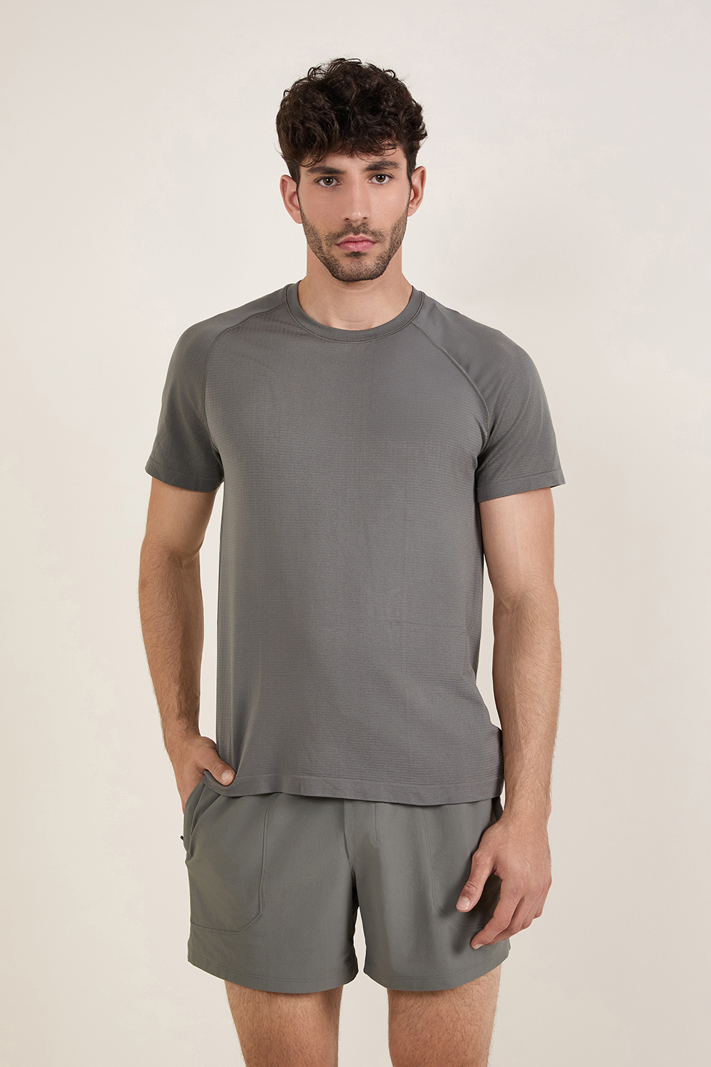 תמונת דוגמן קידמית של Metal Vent Tech Short-Sleeve Shirt