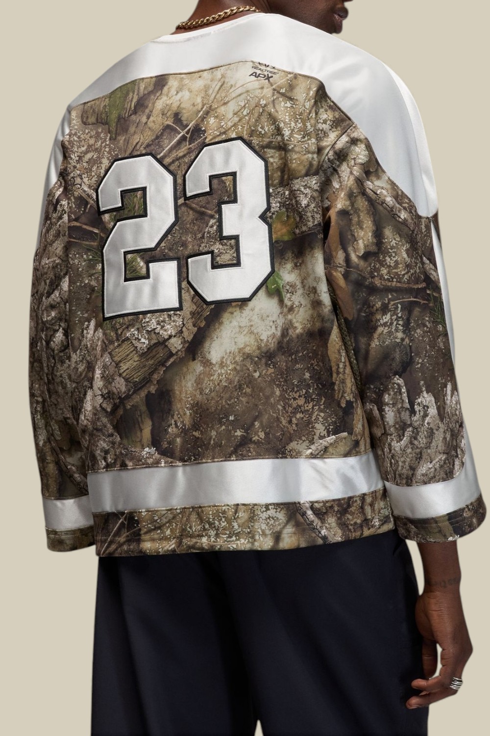 תמונת דוגמן אחורית של חולצת הוקי אוברסייז נייקי ג'ורדן X רילטריי