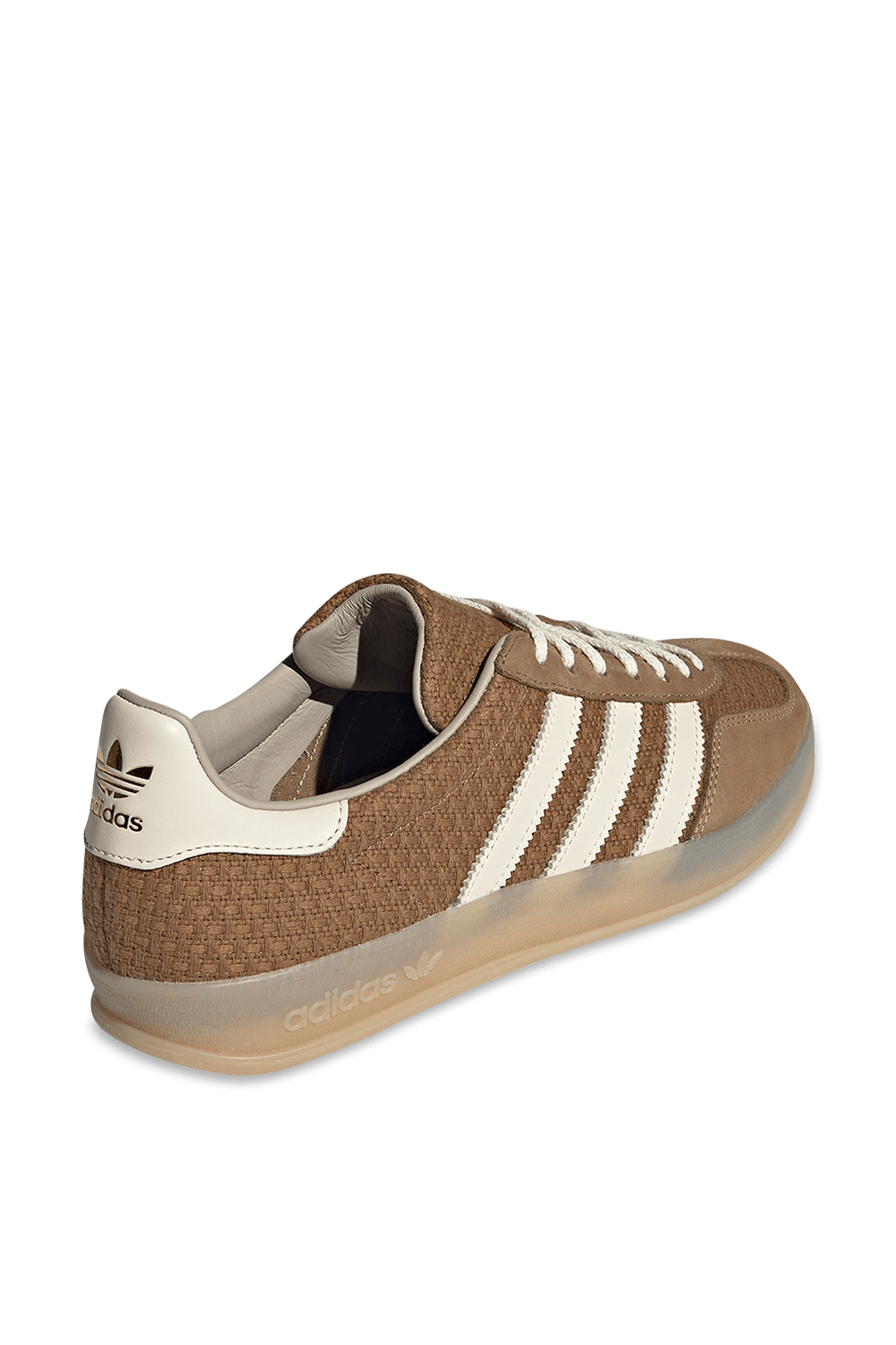 תמונת תקריב של נעלי סניקרס גזל אינדור