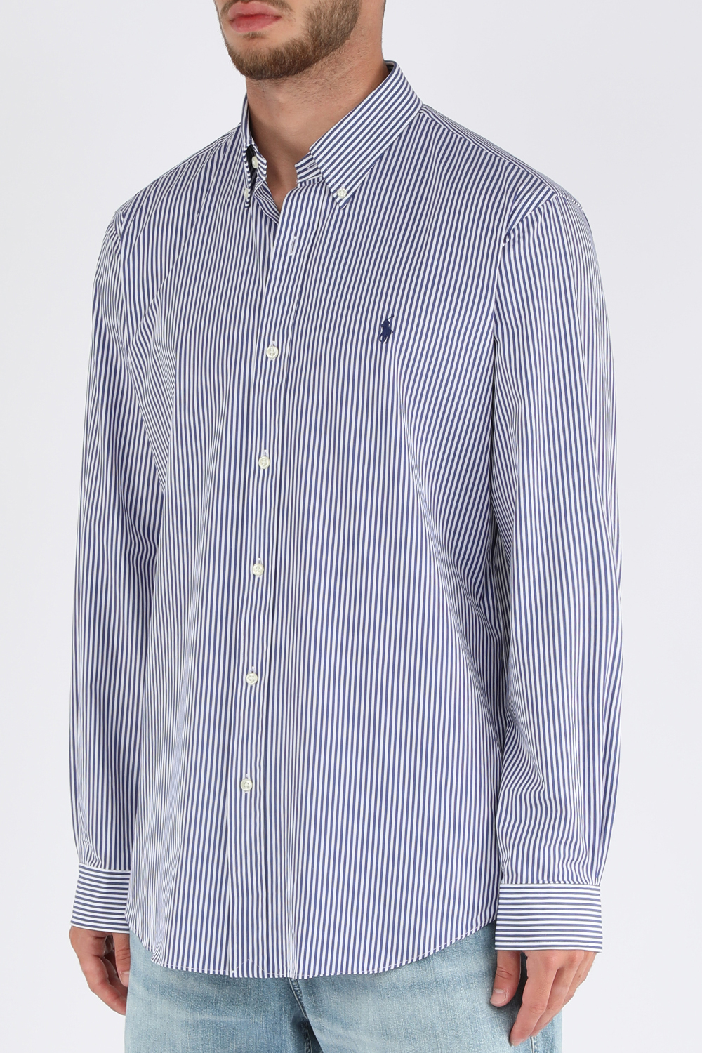 תמונת דוגמן קידמית של חולצת כותנה מכופתרת עם לוגו רקום