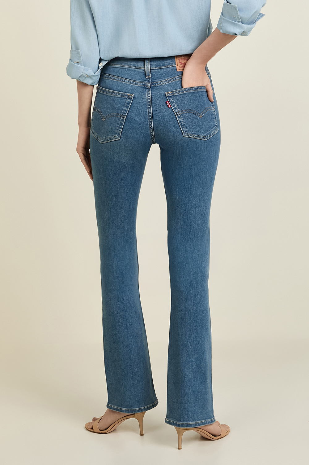 תמונת דוגמן אחורית של מכנסי ג'ינס בוטקאט 725 בגזרה מתרחבת