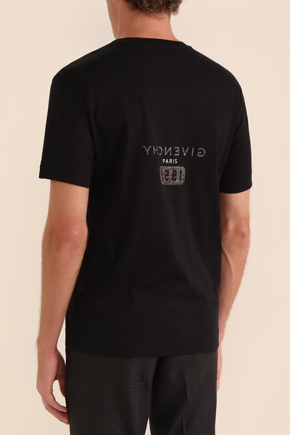 תמונת דוגמן אחורית של חולצת לוגו סלים