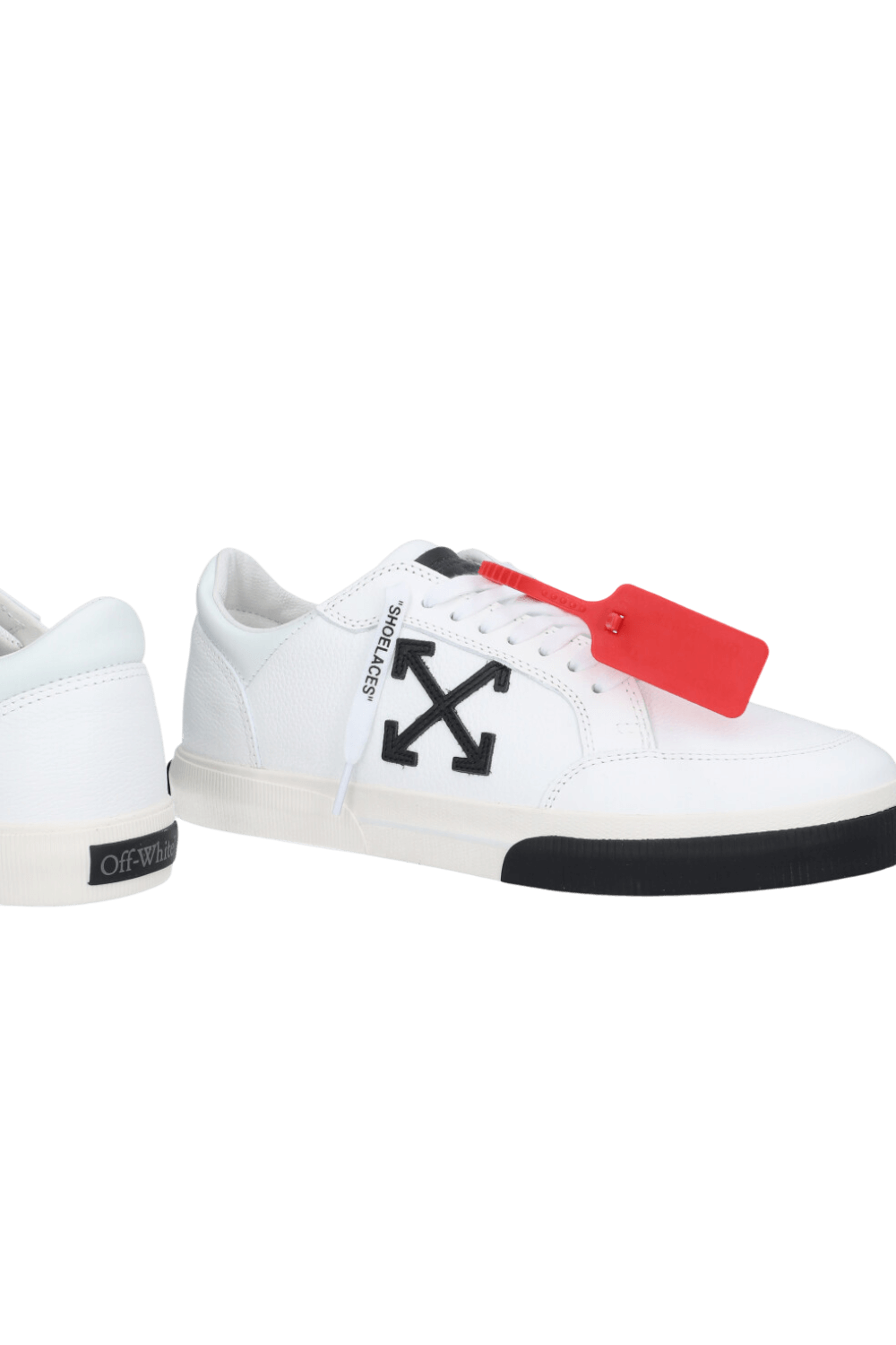 תמונת תקריב של נעלי סניקרס