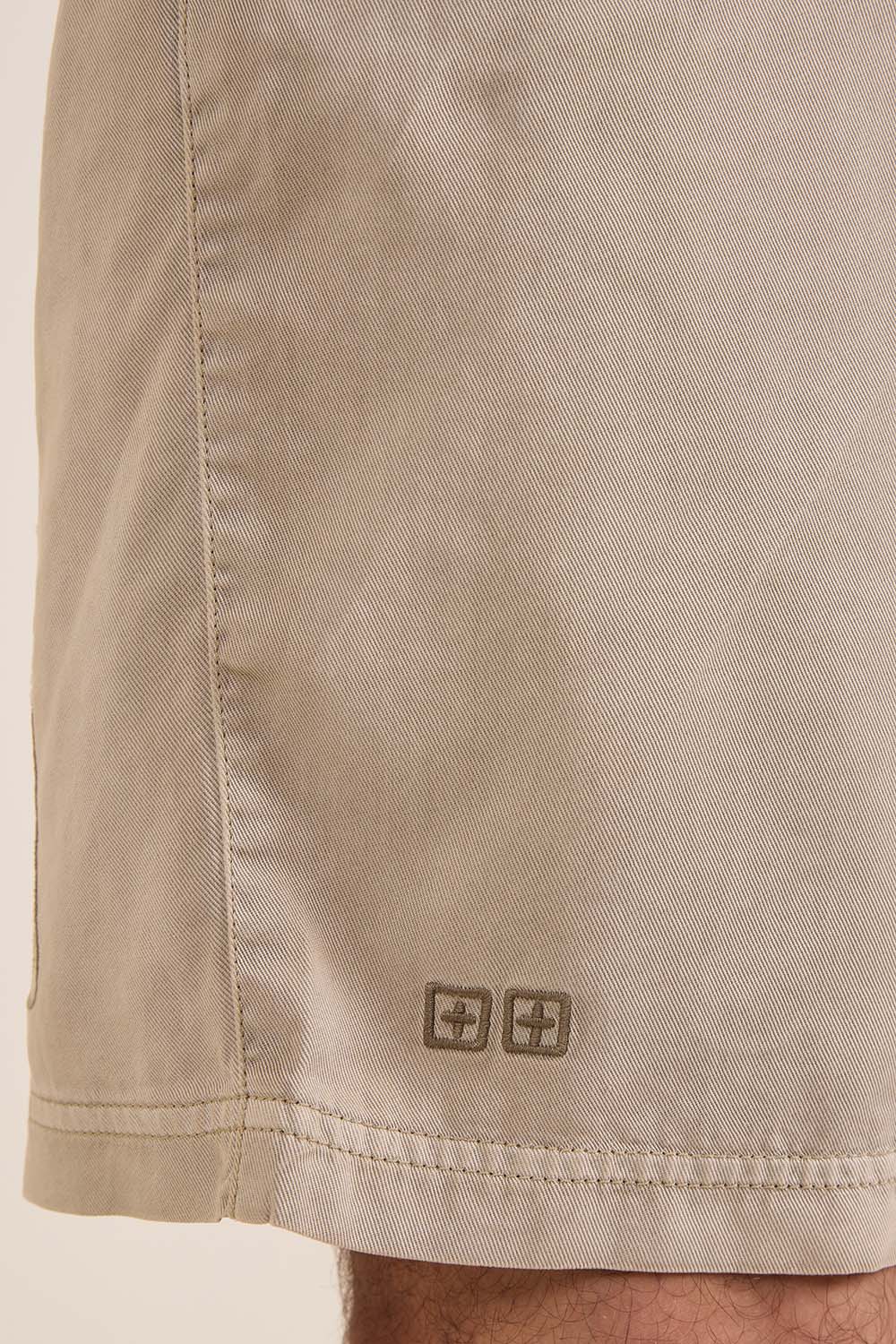 תמונת תקריב דוגמן של מכנסיים קצרים משוחררים