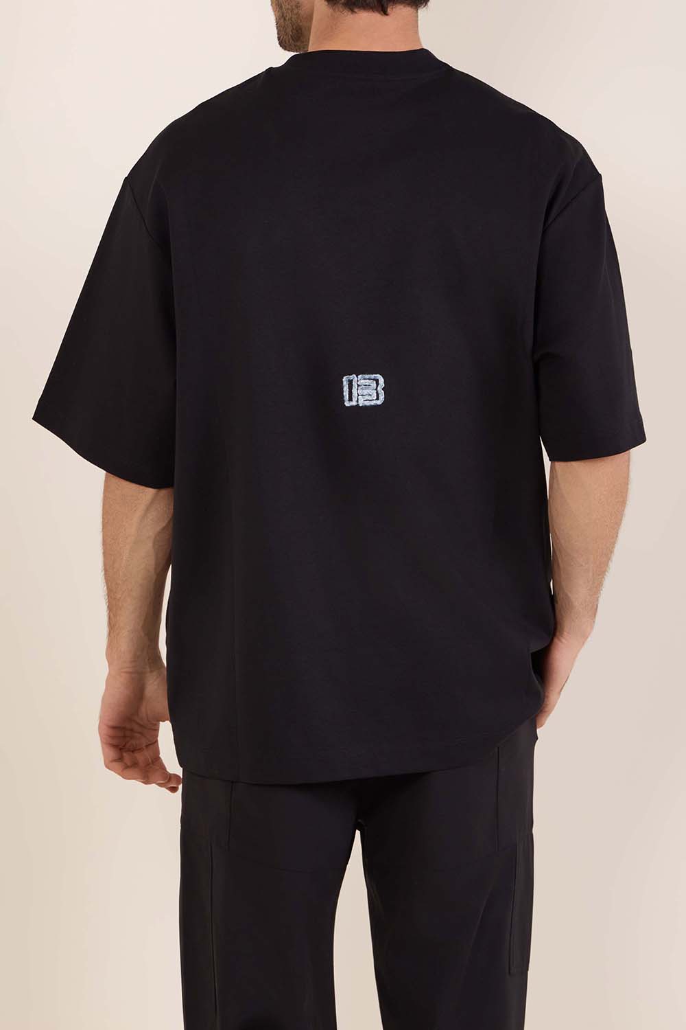 תמונת דוגמן אחורית של חולצת טי אוברסייז