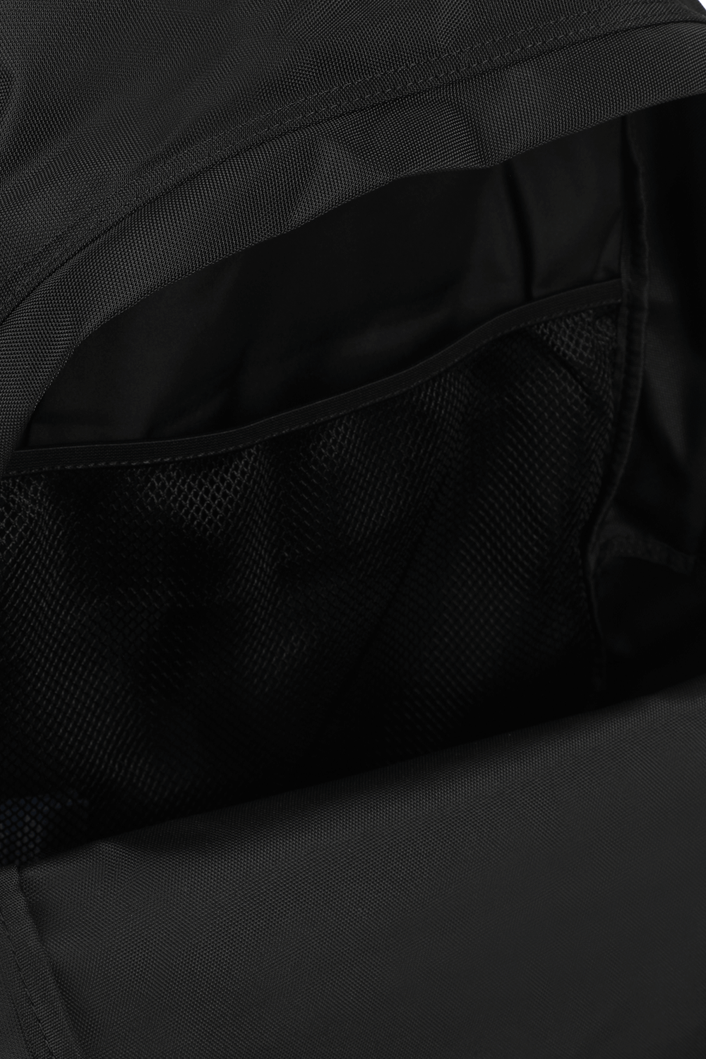 תמונת פנים של תיק גב שחור עם לוגו