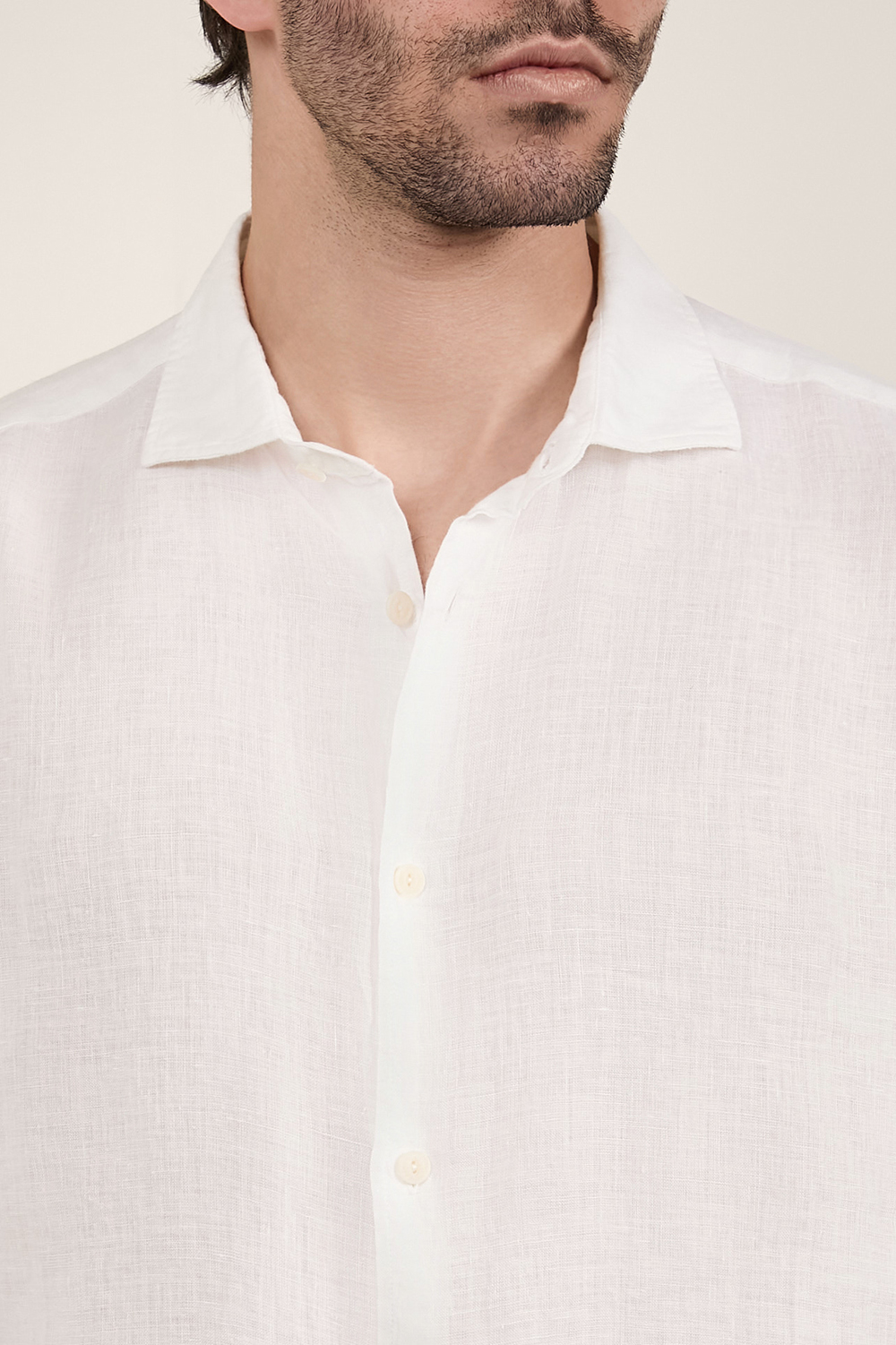 תמונת תקריב דוגמן של חולצה מכופתרת מפשתן