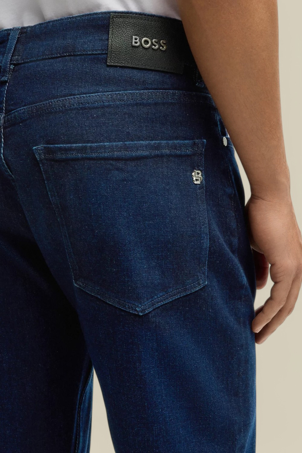 תמונת תקריב דוגמן של מכנסי ג'ינס בגזרה רגילה