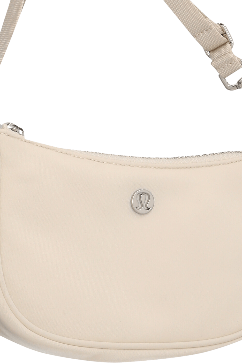 תמונת תקריב של City Essentials Mini Shoulder Bag