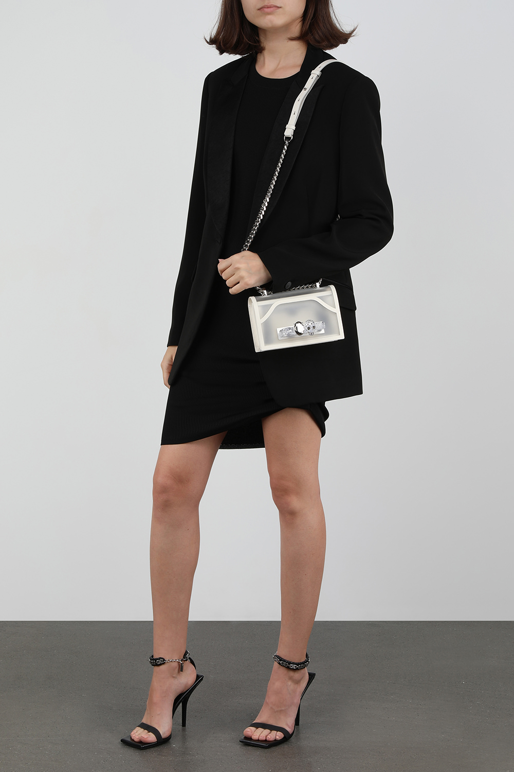 תמונת דוגמן קידמית של עקבים שחורים עם רצועת קרסול מונוגרמית כסופה