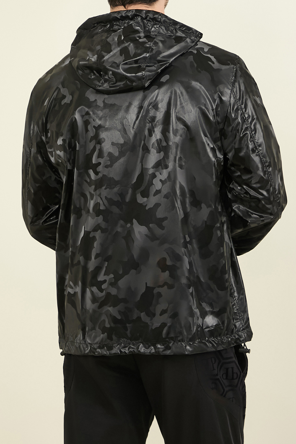 תמונת דוגמן אחורית של מעיל רוח