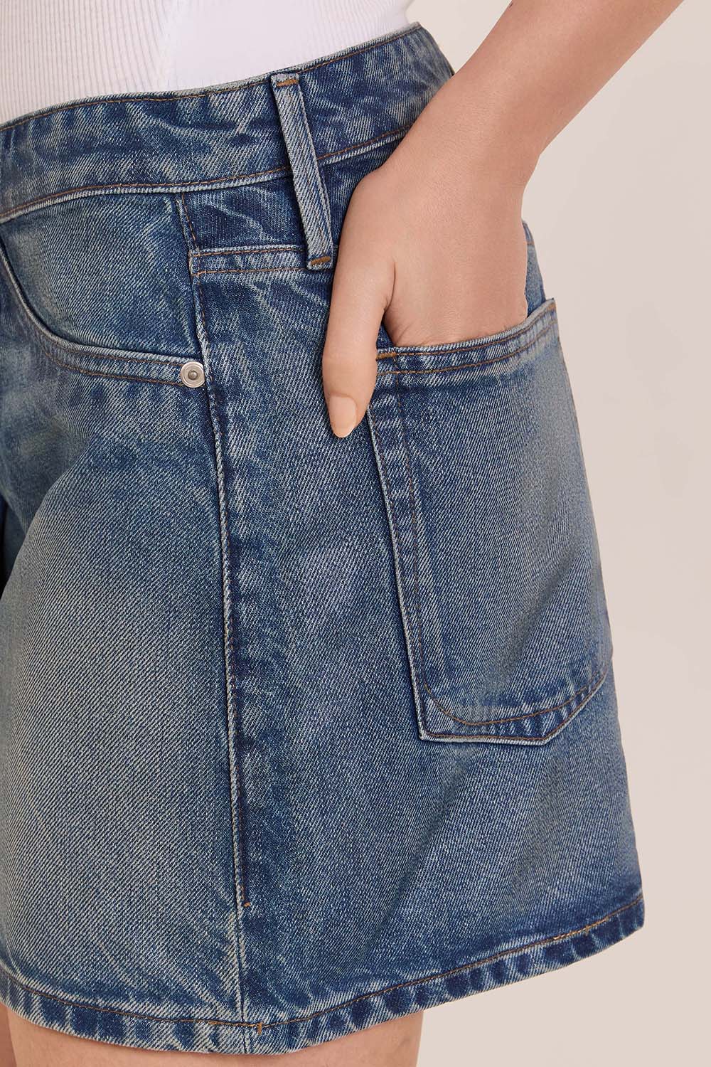 תמונת תקריב דוגמן של חצאית מיני ג'ינס