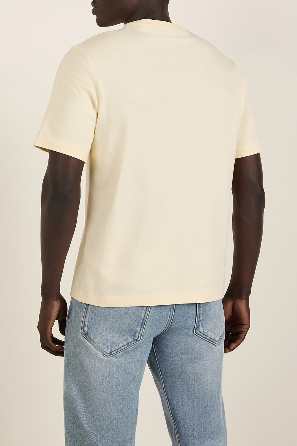 תמונת תקריב דוגמן של חולצת טי