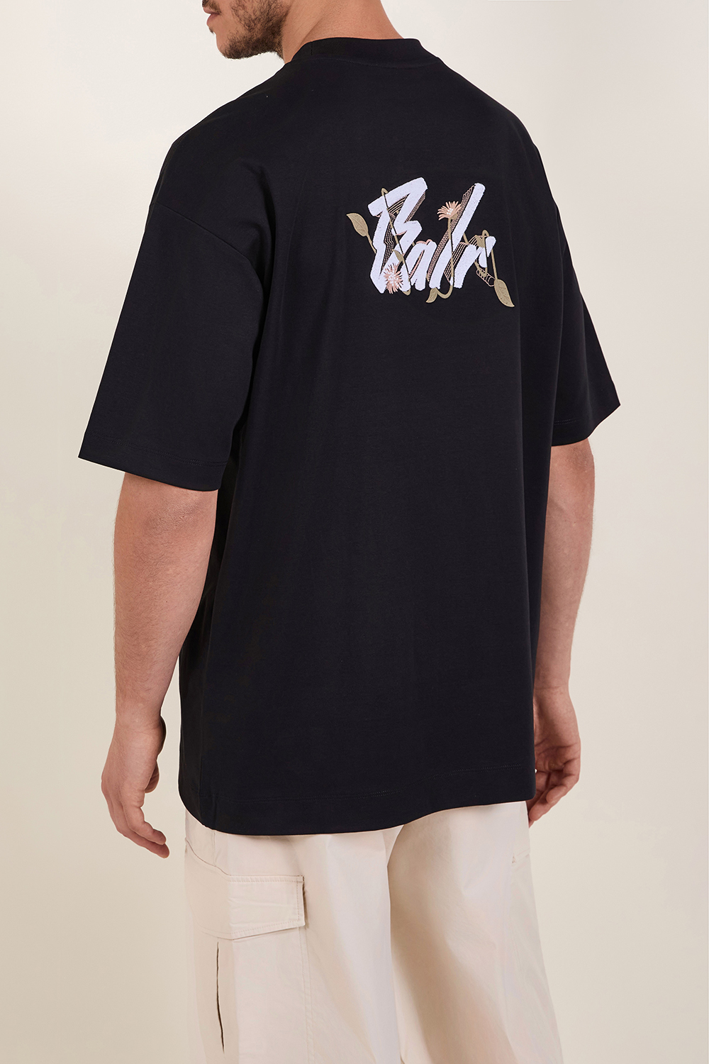 תמונת דוגמן אחורית של חולצת טי בגזרה משוחררת