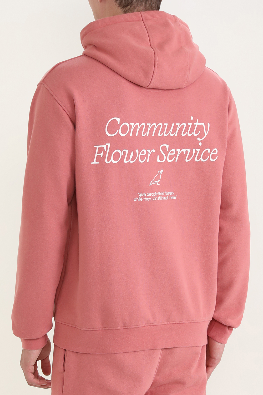 תמונת דוגמן אחורית של סוושטירט קפוצ'ון עם הדפס פרחים