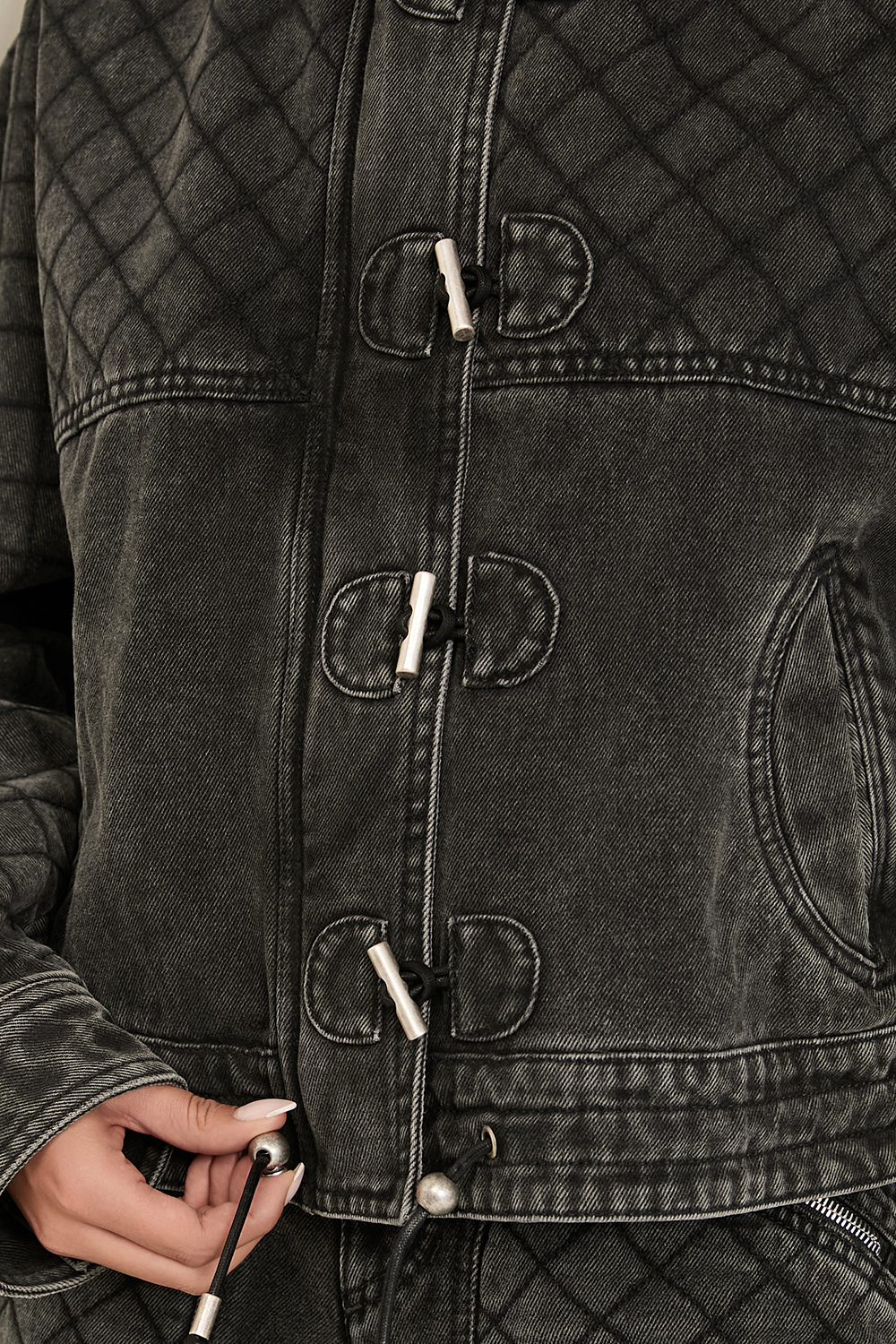 תמונת תקריב דוגמן של ז'קט ג'ינס קווילט