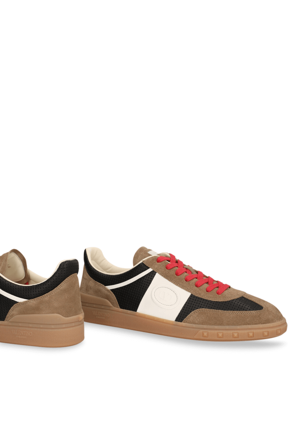 תמונת תקריב של נעלי סניקרס