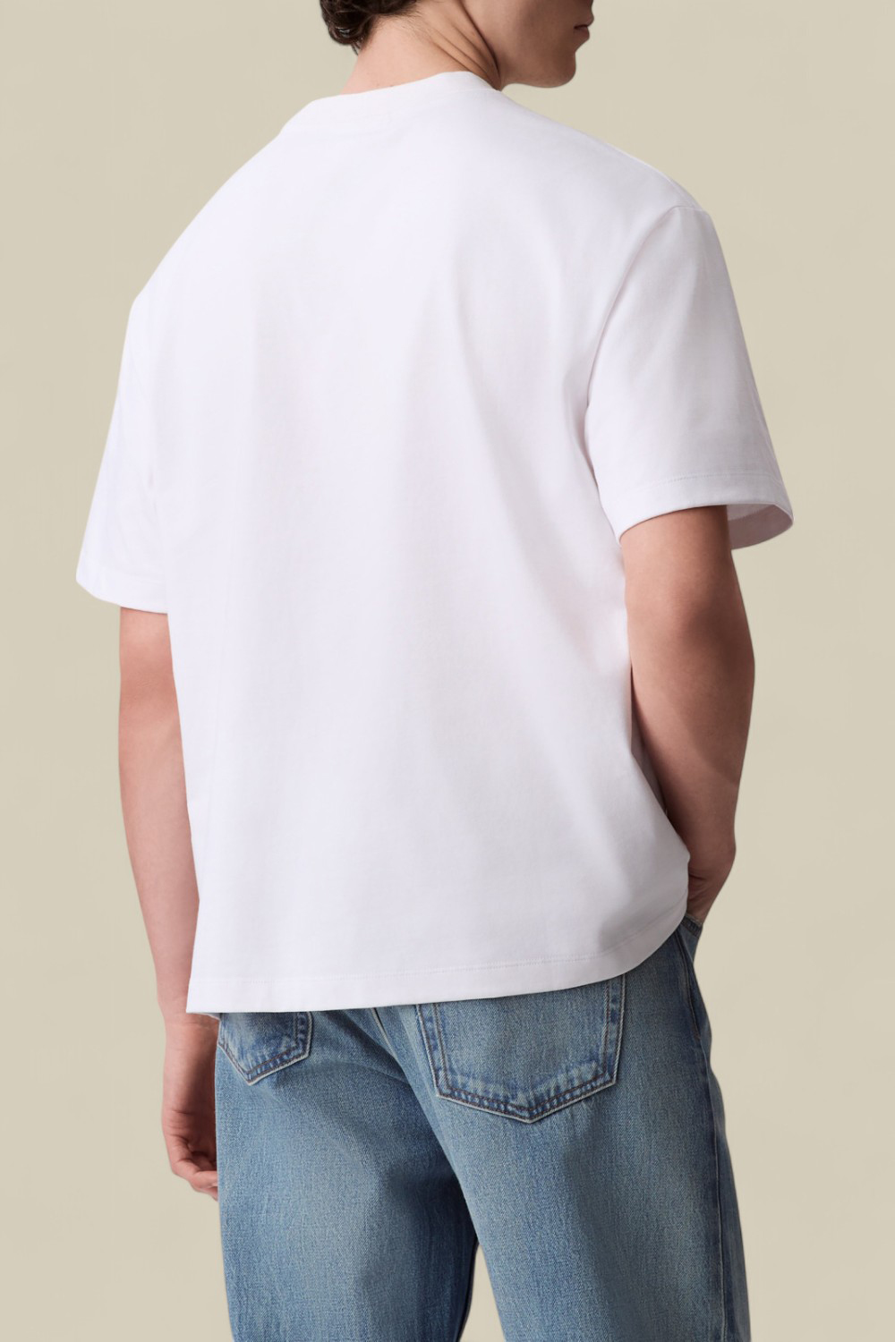 תמונת דוגמן אחורית של חולצת טי