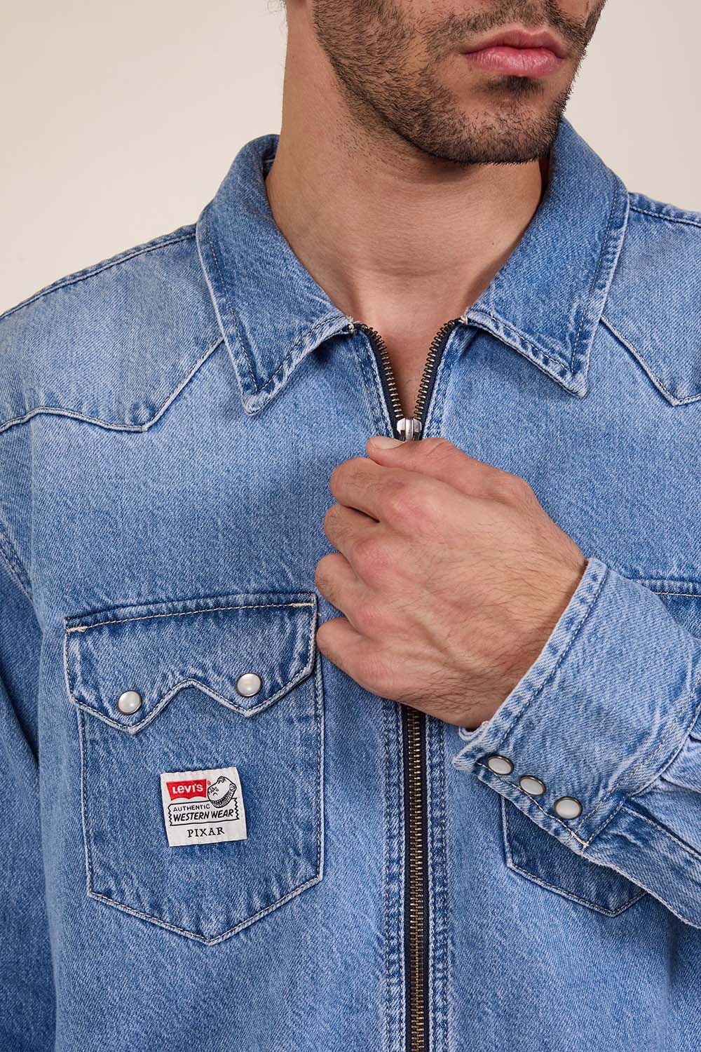 תמונת תקריב דוגמן של ליוויס X צעצוע של סיפור ז'קט ג'ינס