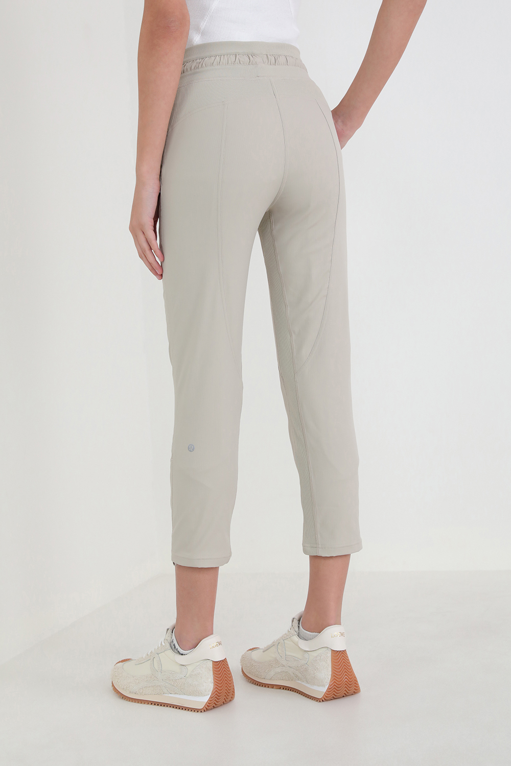 תמונת דוגמן אחורית של Dance Studio Mid-Rise Crop Jogger