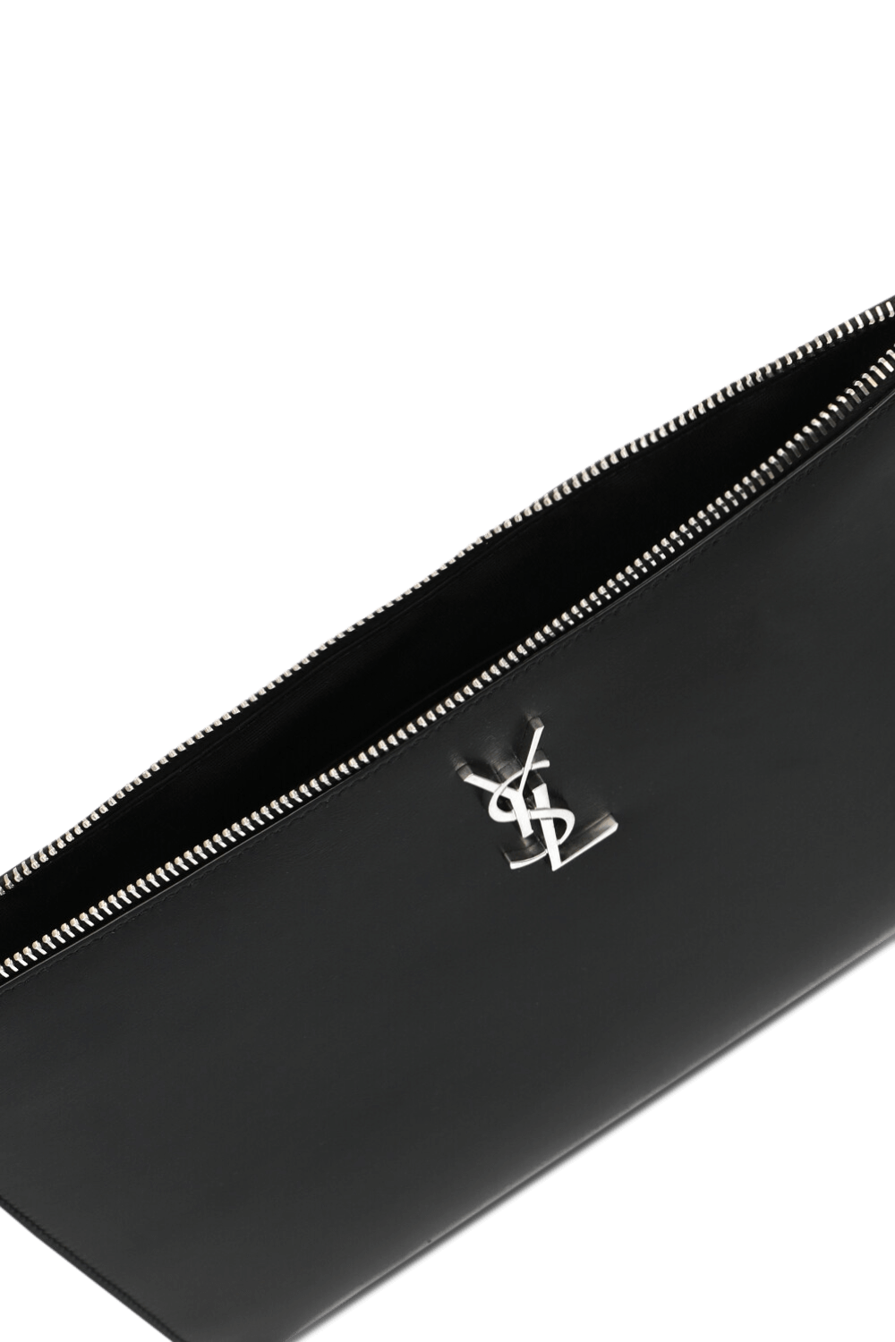 תמונת פנים של תיק קלאץ' מעור עם לוגו מטאלי