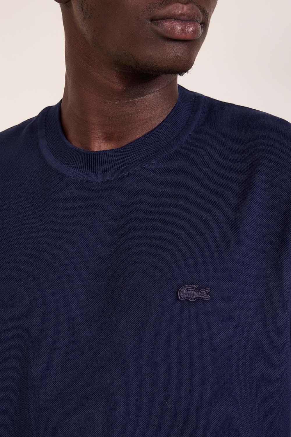 תמונת תקריב דוגמן של חולצת טי פיקה