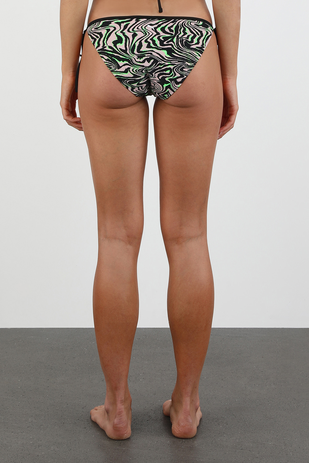 תמונת דוגמן אחורית של Zebra Bikini Bottom in Black and Green