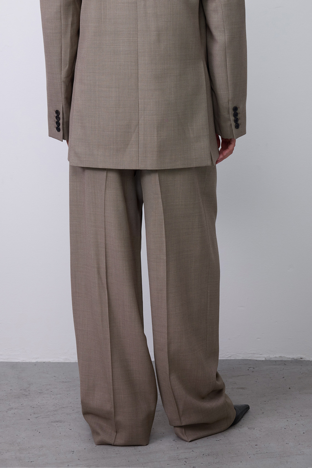 תמונת דוגמן אחורית של מכנסיים ארוכים