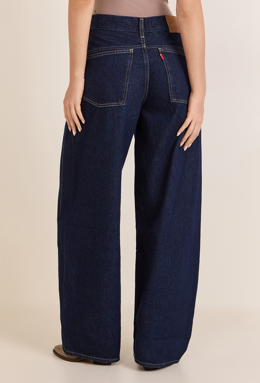 תמונת דוגמן אחורית של מכנסי ג'ינס בגזרת בלון