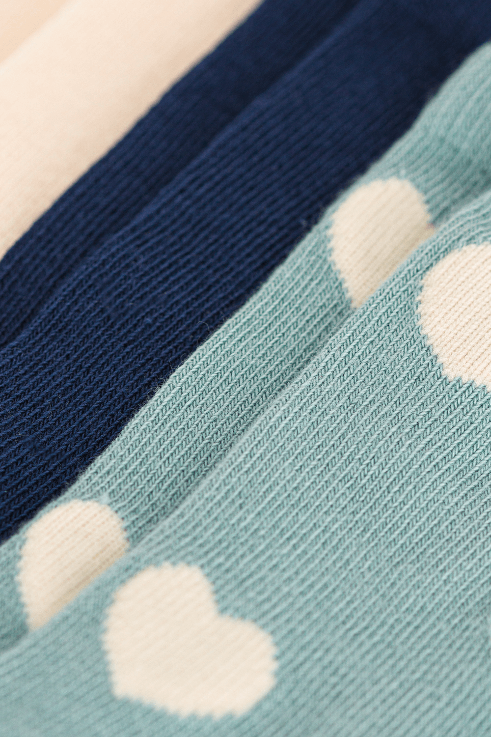 תמונה אחורית של מארז שלושה זוגות גרביים - גילאי 4-10 שנים