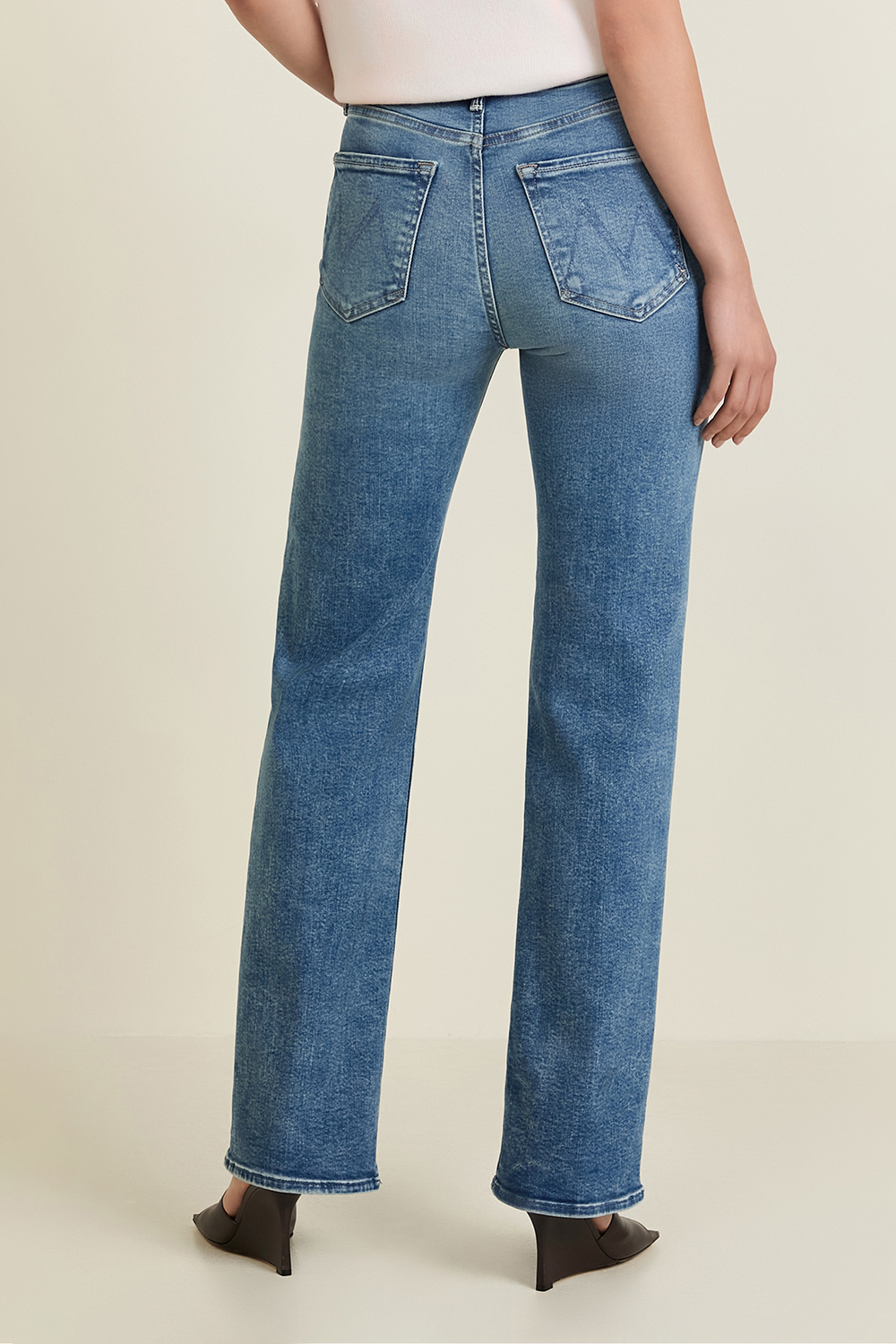 תמונת דוגמן אחורית של מכנסי ג'ינס בגזרה ישרה