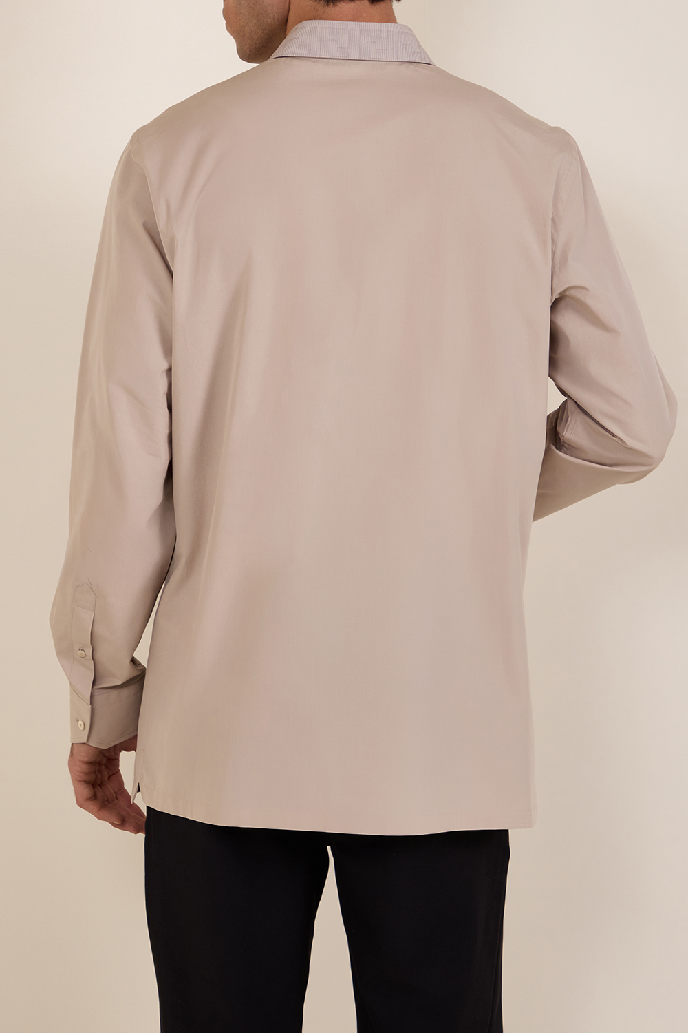 תמונת דוגמן אחורית של חולצת כפתורים