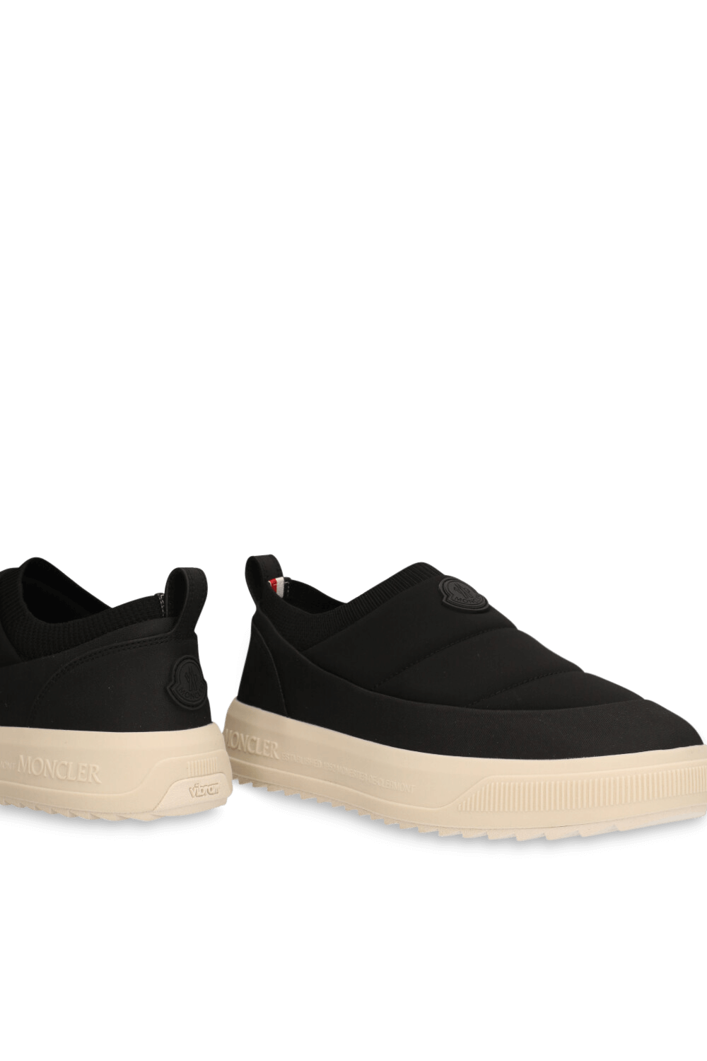 תמונת תקריב של נעלי סניקרס סליפ-און