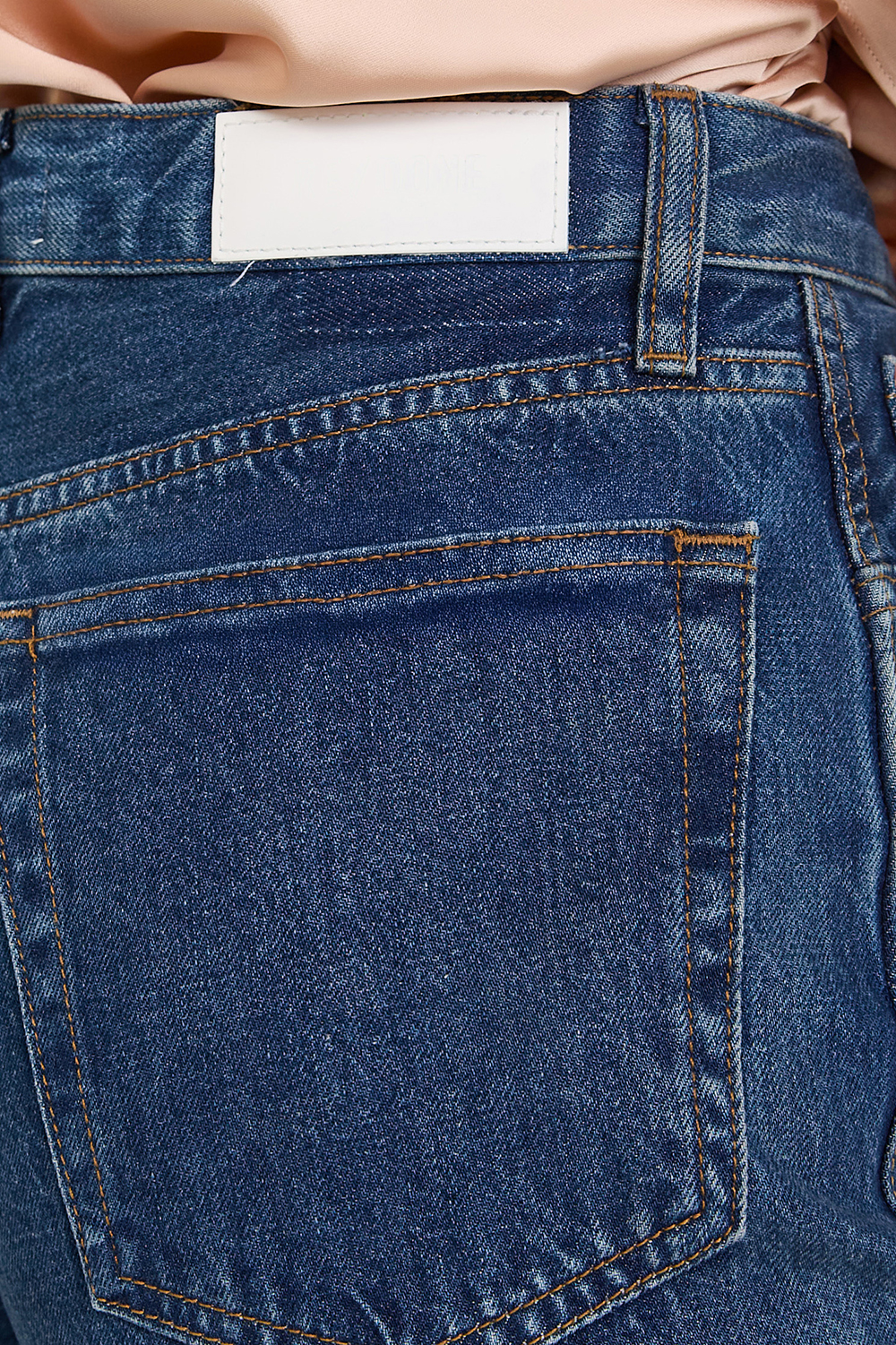 תמונת תקריב דוגמן של מכנסי ג'ינס בגזרה מתרחבת