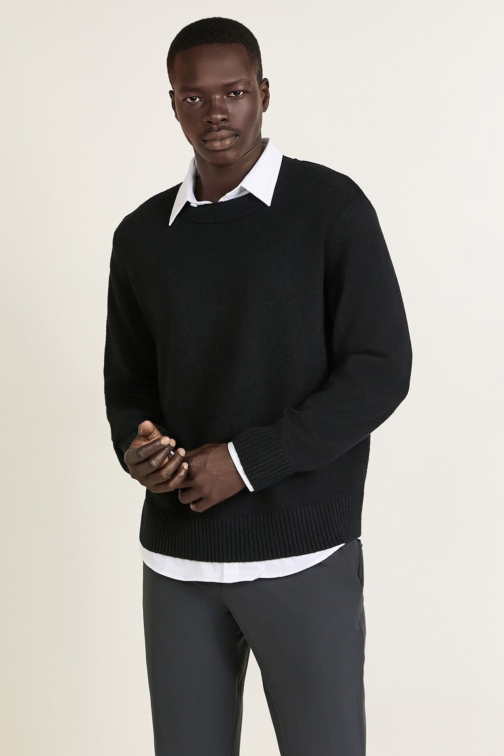 תמונת דוגמן קידמית של Relaxed-Fit Crewneck Knit Sweater