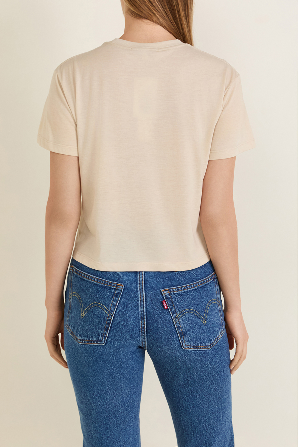 תמונת דוגמן אחורית של חולצת טי קרופ