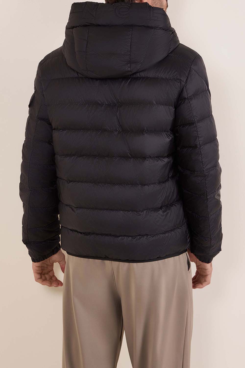 תמונת דוגמן אחורית של מעיל פוך קל