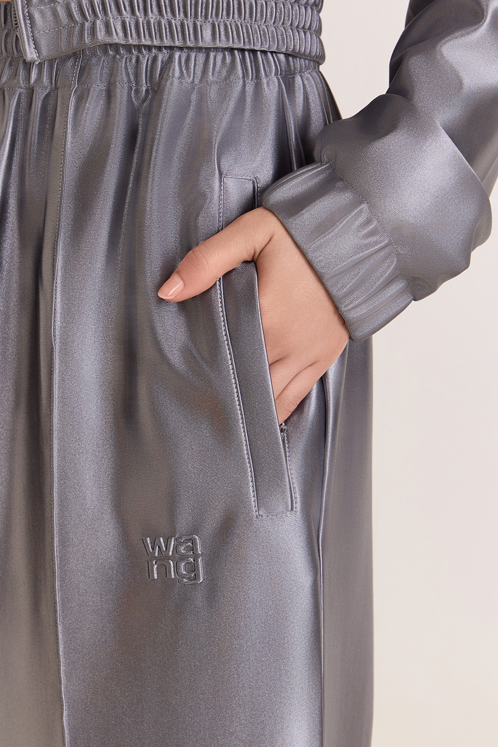 תמונת תקריב דוגמן של מכנסי ג'וג סאטן