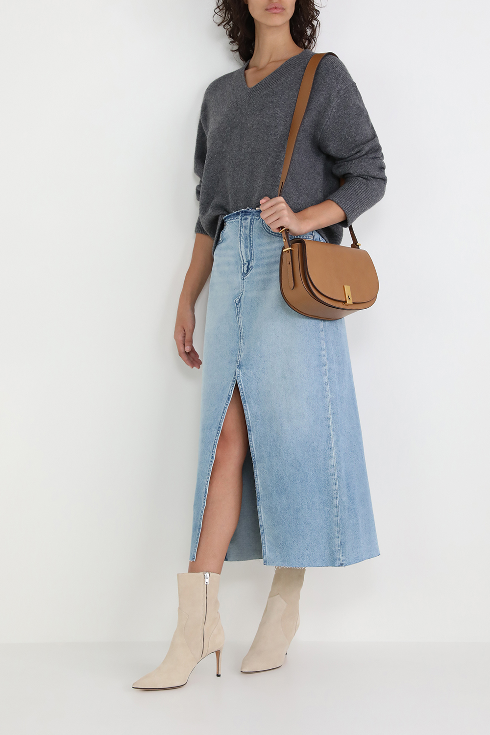 תמונת דוגמן קידמית של תיק אוכף קרוסבודי מעור עם לוגו מפליז